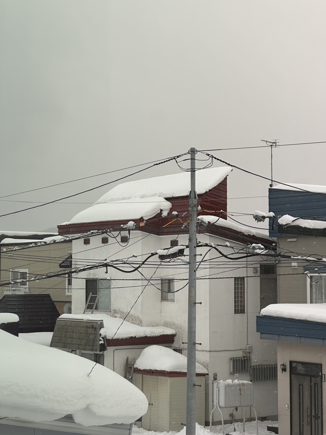雪が積もった日の家
