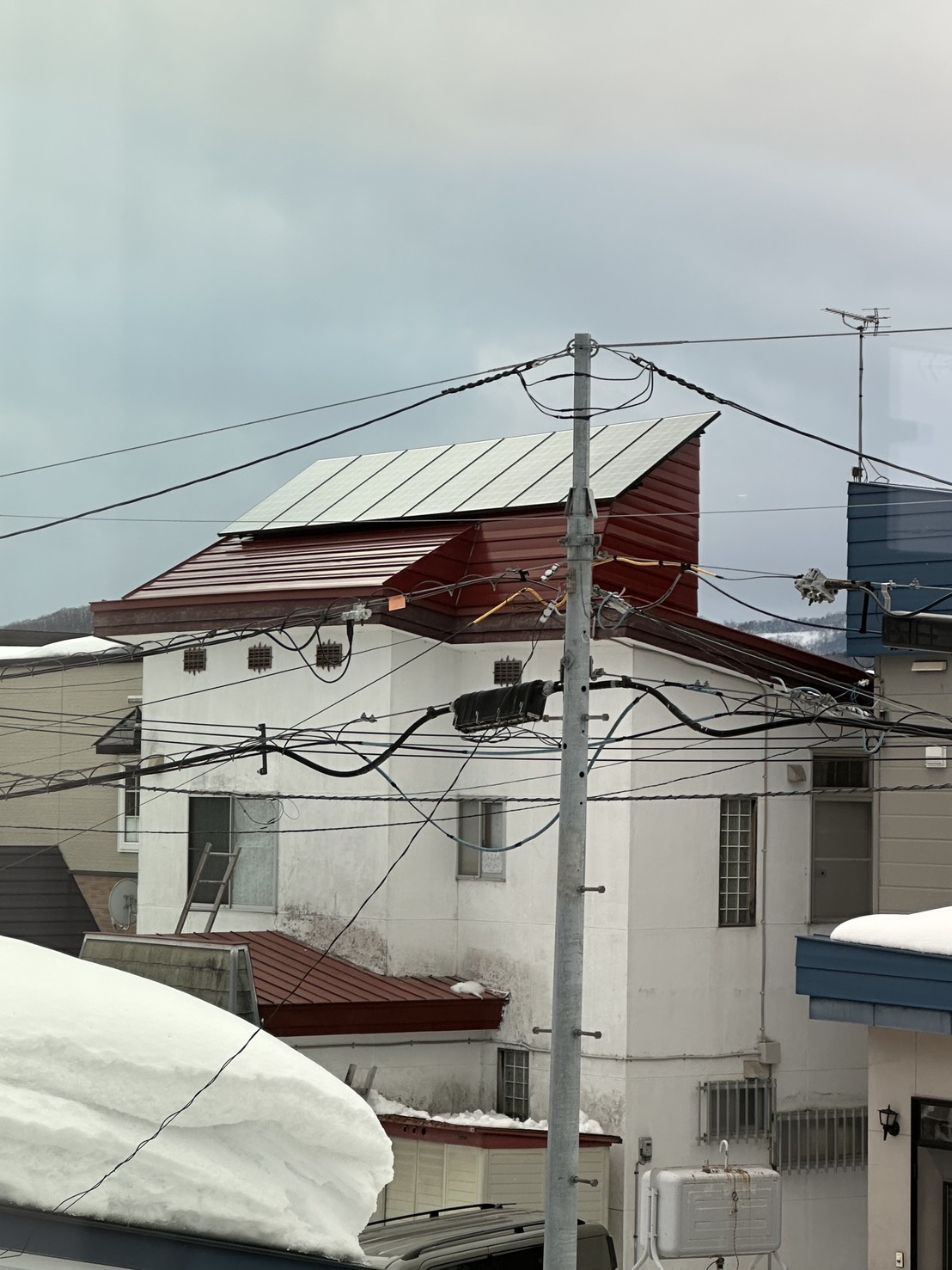 晴れた日の家と太陽光パネル